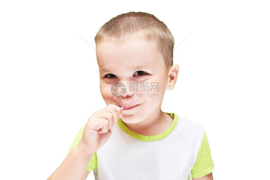 一个小男孩嘴里塞着糖果棍子图片