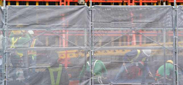 建筑工地背景中的建筑工人图片
