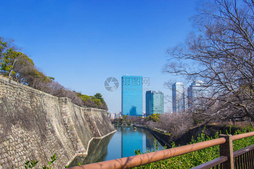 大阪城堡是日本最有名的地标之一由船乘图片