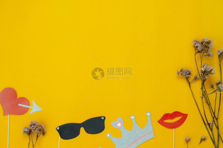 桌面视图标志周年婚礼派对日背景概念的空中图像家庭办公桌工作室现代垃圾黄色墙纸上的照相亭道具创意图片