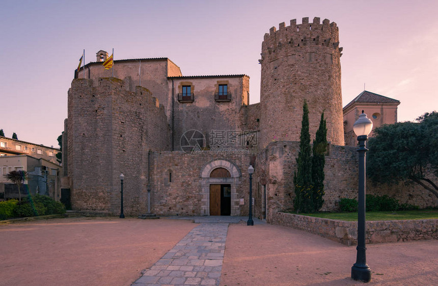 西班牙希罗纳省科斯塔布拉瓦圣菲利乌德吉肖尔斯的罗马中世纪建筑图片