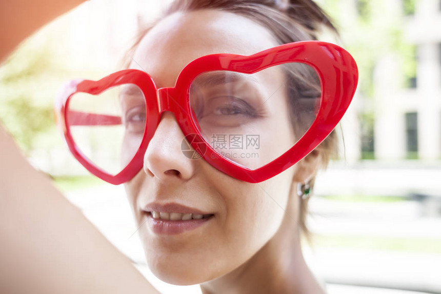 戴着眼镜的心形的女孩一个戴着滑稽眼镜的女人的画像微笑的黑发在图片