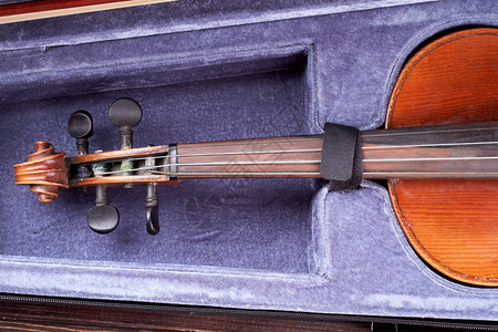 旧小提琴打开弦乐器在天鹅绒上经典乐器图片