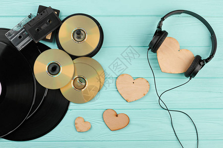 老式的音乐设备和木心黑胶唱片dvd光盘录音带耳机和心形装饰品图片