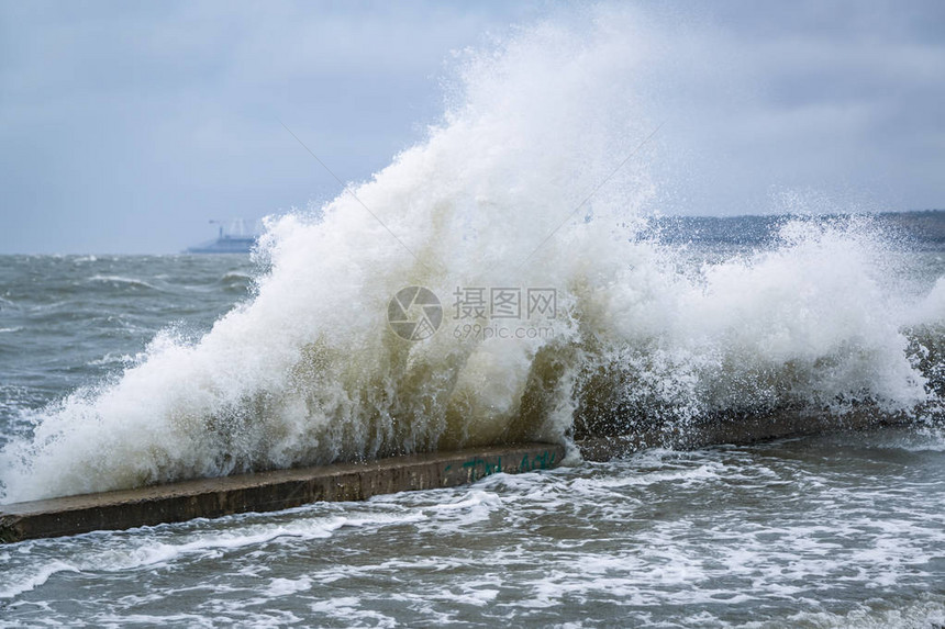 大浪拍打着黑海度假城市堤岸上的码头墙图片