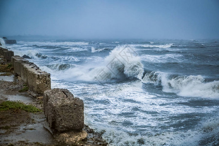黑海暴风雨中的大浪图片