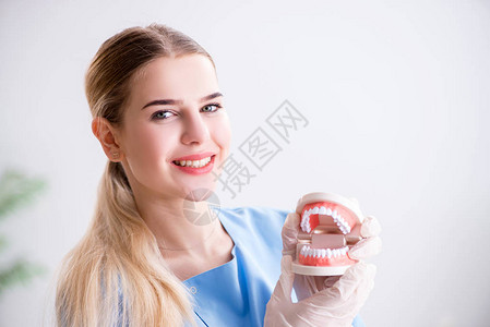 有假牙的年轻医生护士图片