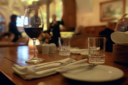 在餐厅内部供应红酒杯浪漫晚餐图片
