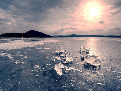 冰冻的海面上破碎的冰块图片