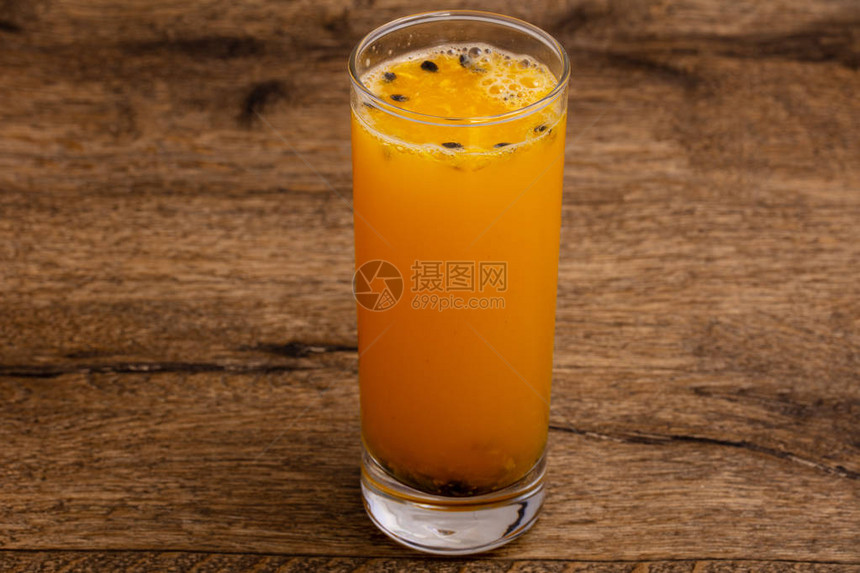 玻璃杯中的甜芒果汁图片