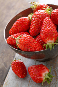 新鲜成熟的草莓水果图片