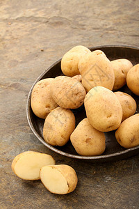 准备新鲜的生土豆高清图片