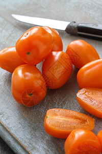 准备美味的李子西红柿背景图片