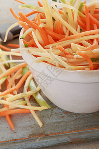制作健康的蔬菜凉拌卷心菜背景图片