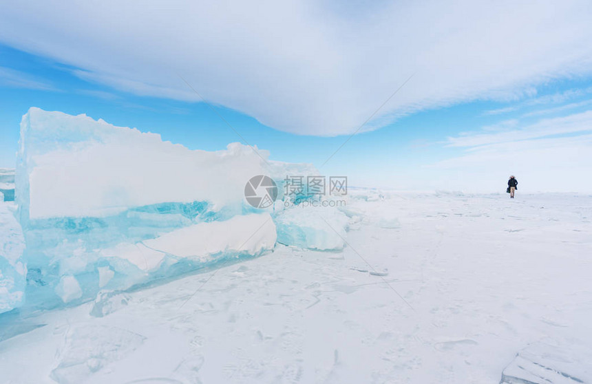 冬天旅行冬天一个人在冰冻的贝图片