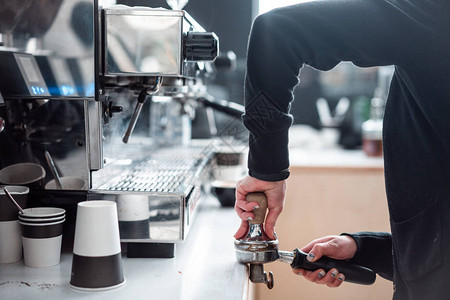 Barista用篡改法压咖啡高清图片