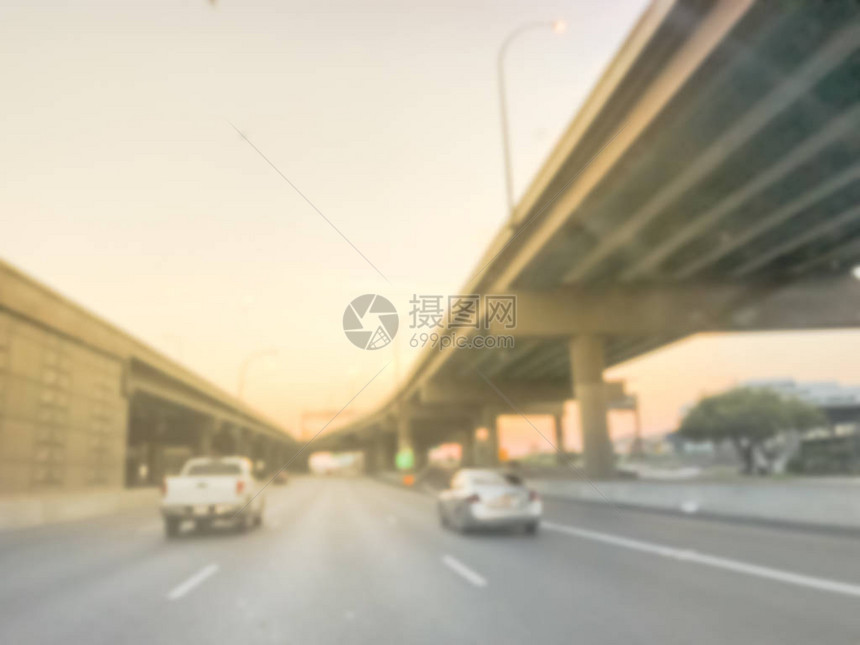 运动模糊的635号州际公路I635高速公路与高架速公路坡度分离空荡的道路图片