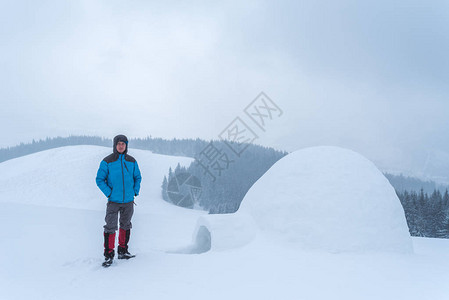 那家伙在山上建了一座冰雪屋冬天的探险远行风景图片