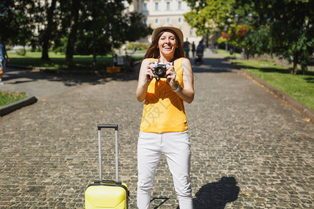 有趣的旅行者旅游女人穿着黄色休闲服和帽子图片