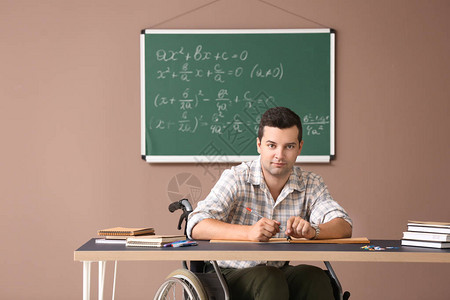 男教师轮椅男教师图片