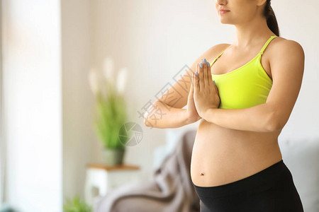 在家练习瑜伽的年轻孕妇图片