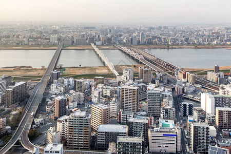 在日落日本的大阪市视图图片