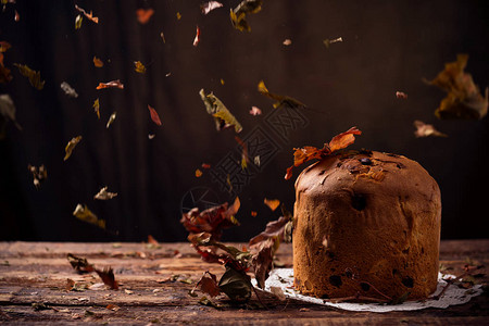 秋天气氛中木桌上的Panettone图片