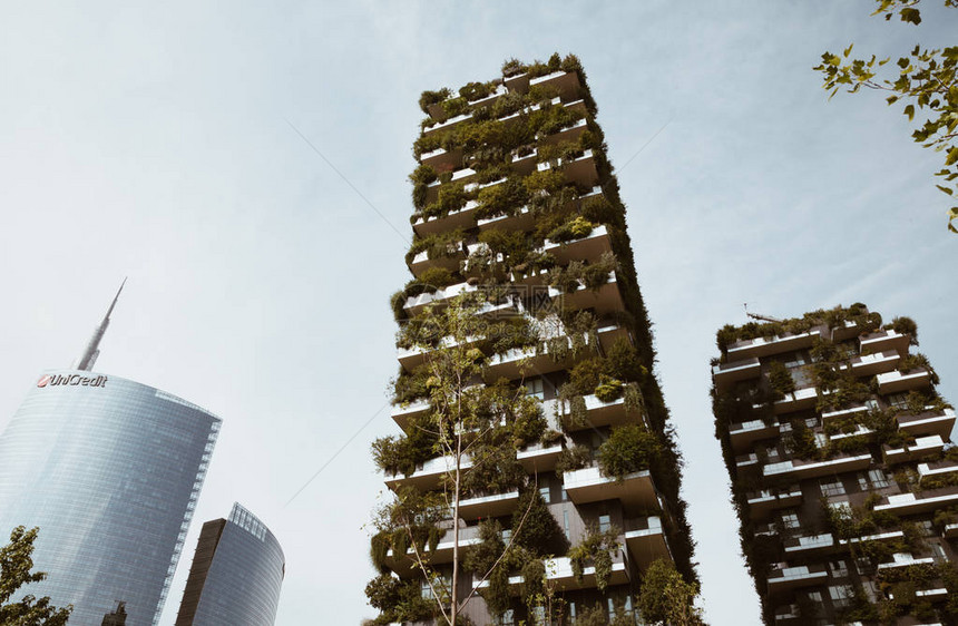 意大利米兰2018年7月垂直绿色建筑米兰和unicredit塔图片