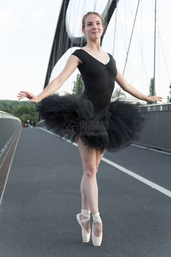 芭蕾舞者在路上跳舞全射图片