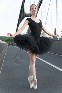 芭蕾舞者在路上跳舞全射图片