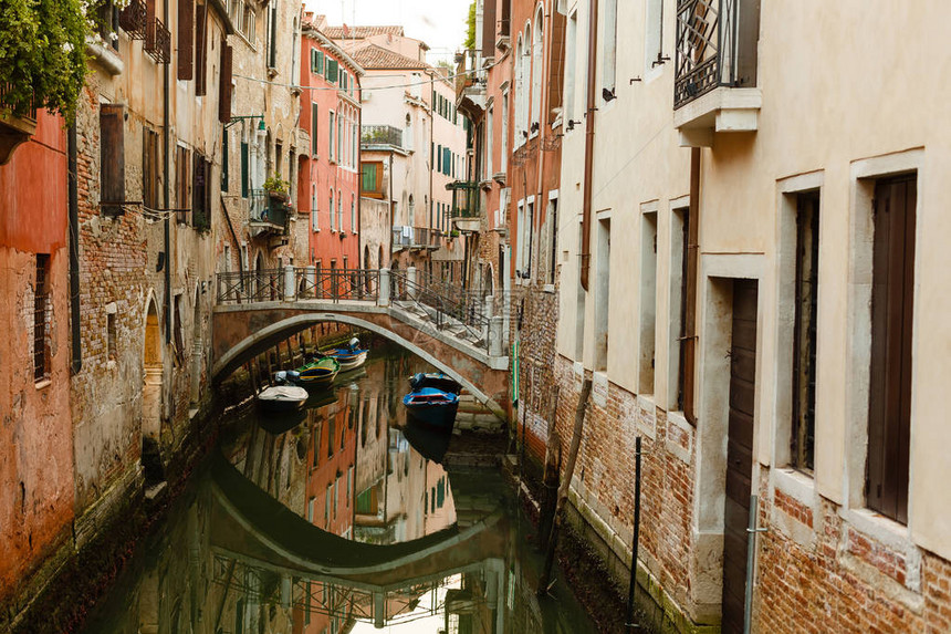 狭窄的运河和威尼斯的古老建筑图片