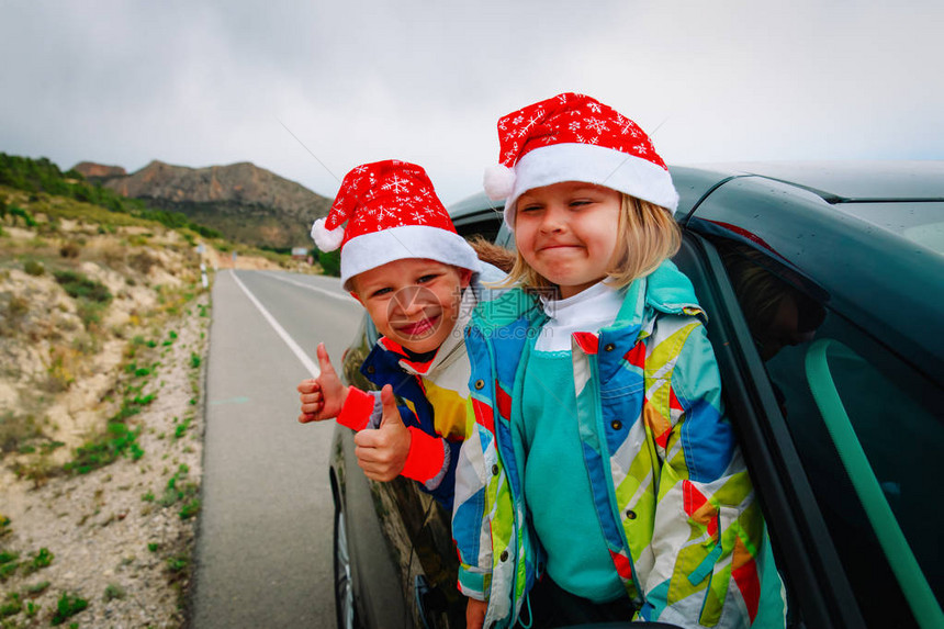 圣诞车旅行孩子们在冬图片