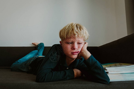 小男孩哭厌倦做功课超负荷压力图片
