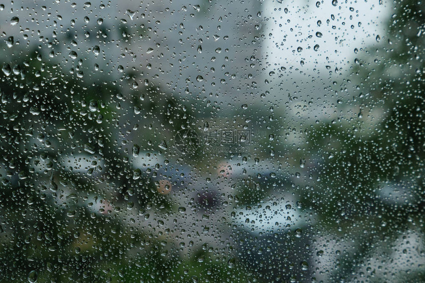 蓝玻璃背景下的雨滴街道Bokeh灯光熄灭焦点图片