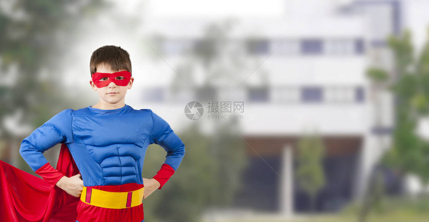 在超级英雄服装和大学的男孩图片