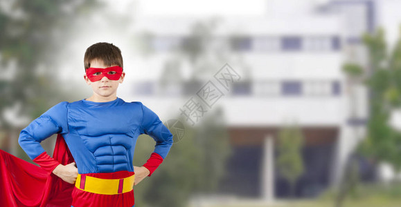 在超级英雄服装和大学的男孩背景图片