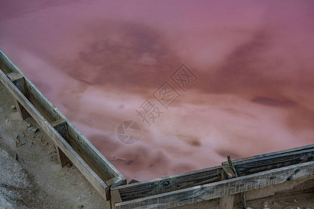 盐矿中粉红盐池的顶端视图顶层视图片