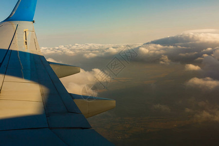 以天空和云彩为背景的飞行机的翼图片