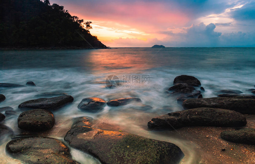 泰国拉廊府海滩上的多彩景观日落图片