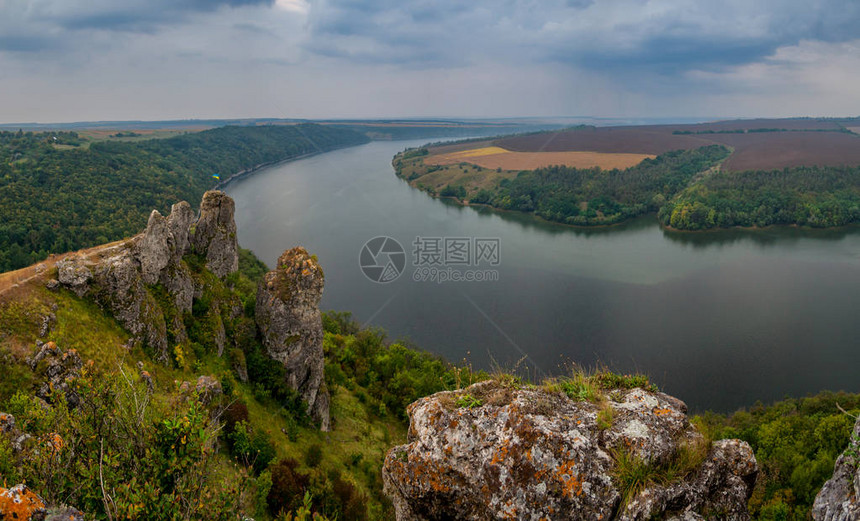 乌克兰Dniester河从山丘到水图片