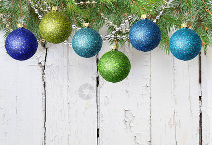 圣诞装饰绿色和蓝色球图片