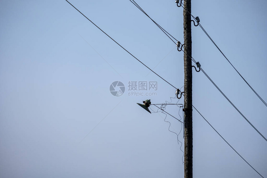 黑暗夜空中乡村的电线杆图片