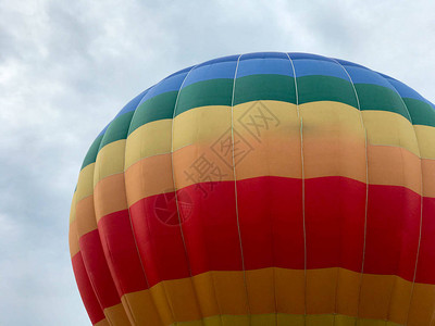 大型多色明亮圆形彩虹色条纹飞行气球图片