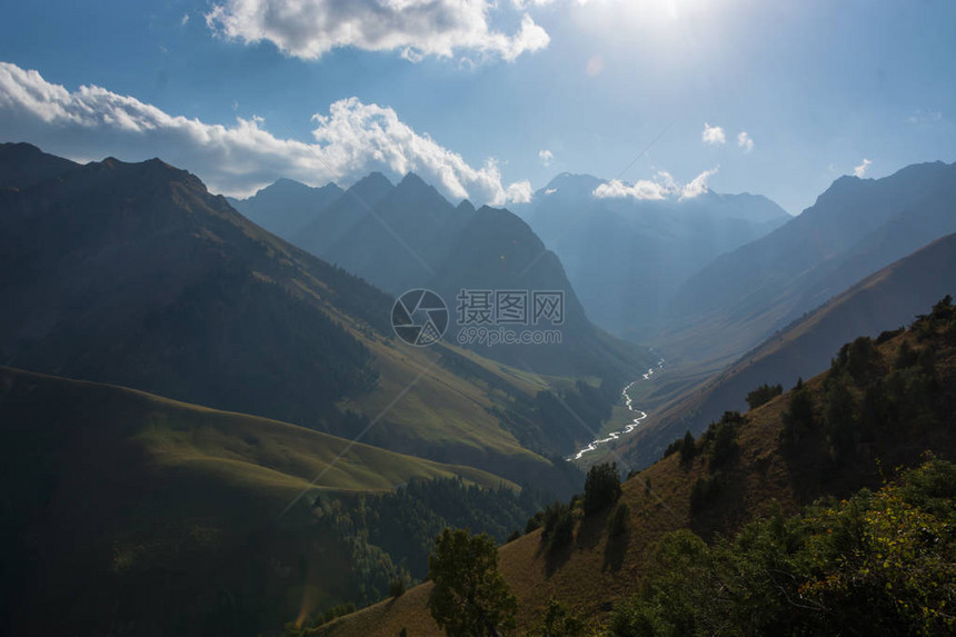吉尔斯坦的山地景观在山谷视图的图片