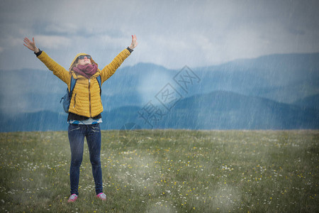 秋春雨天在田野上的女孩图片