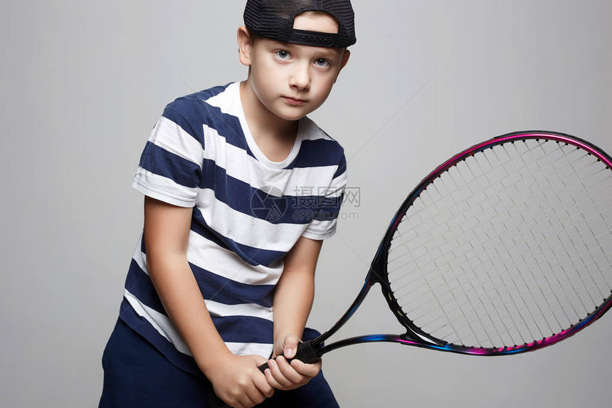 儿童男孩打网球运动的孩子网图片