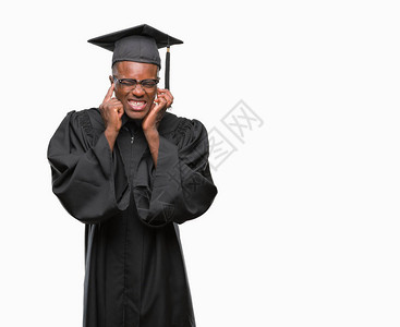 年轻毕业的非洲男子在孤立的背景下图片
