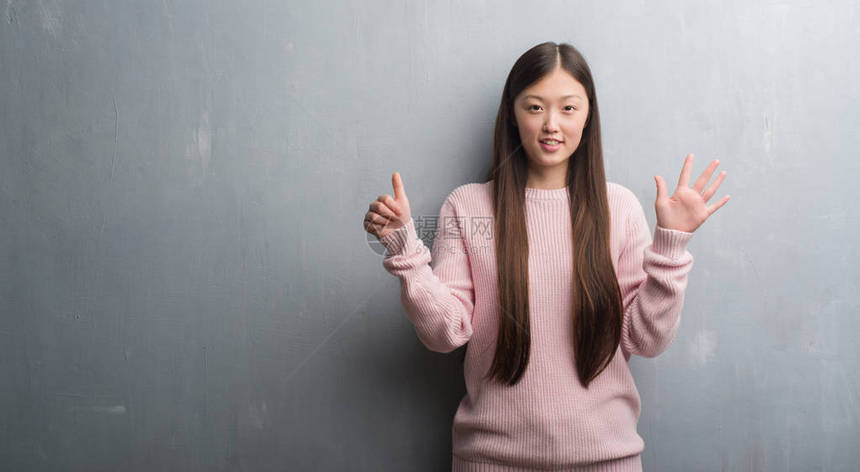 青华女子身穿灰色墙壁图片