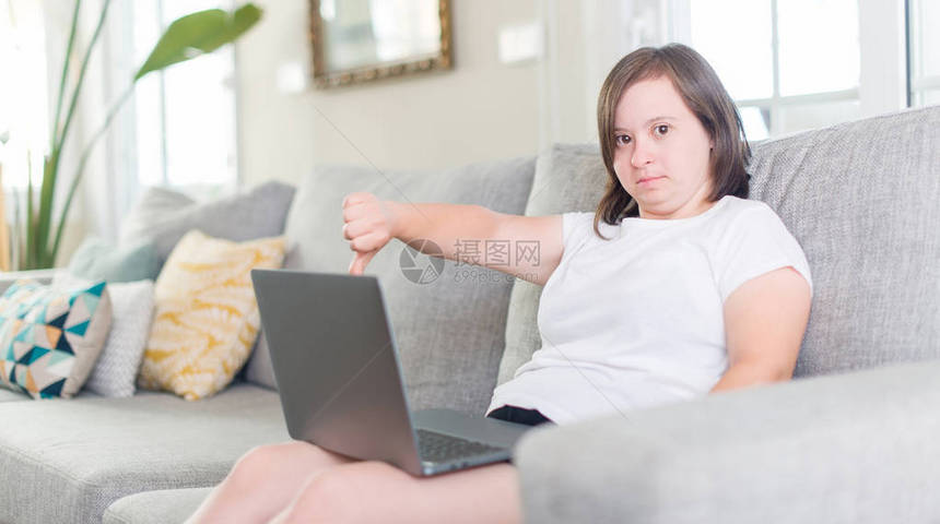 家里的唐氏综合症女使用计算机笔记本电脑图片