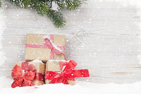 圣诞礼物盒和fir树枝图片